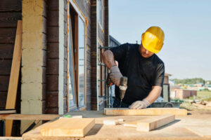 operaio-con-trapano-e-legno